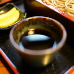 なでら - 濃いめのかえし、出汁は独特な磯の香り（海苔的な）がしますが私は好きです