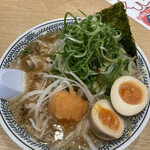 丸源ラーメン - 熟成醤油野菜肉そば半熟卵のせ880円