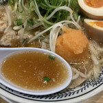 丸源ラーメン - 背脂入りのスープ