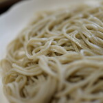 手打ちそば政坊 - やや鶯色となります（新蕎麦の特徴）