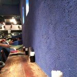 ダバ インディア - カウンターはジョードプールの街を模した綺麗な蒼い壁