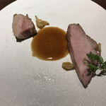 グラール - いかにもジューシーそうなお肉 お皿がキレイ