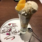 グラール - デザートのパフェはほぼフルサイズ メッセージ付き