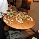 ナポリの食卓 - 焼き立てピザ