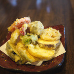 そば茶屋 極楽坊 - 天ぷらの盛り合わせ（お隣の方が食べておられたのを１枚）