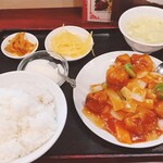 龍盛菜館 - ★★★★酢豚 820円 豚肉がちゃんと揚げられてて衣がポテチぐらいサックサク！驚いた！ボリューム満点だし夜に定食が食べられる事に感動！