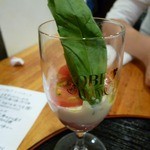 めん房 - 前菜：生湯葉のカプレーゼ風