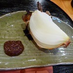 めん房 - 強肴：淡路島　玉ねぎの黒焼