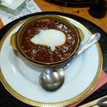 めん房 - 名物！ビーフシチュー。温玉が乗ってます。