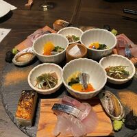 小野の離れ 博多本店 - 刺身の盛り合わせ、中央にドライアイスが置かれ雰囲気を演出してます。
                     
                    博多名物のゴマサバも添えてあります。
                     