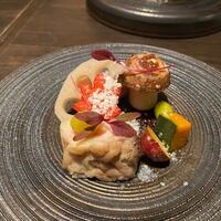 小野の離れ 博多本店 - 肉料理は華味鳥の朴葉味噌、キノコみたいなのは里芋です。