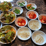 韓ガネ - 前菜の小サラダ、大根キムチ、ニンニクの芽炒め、もやしナムル