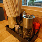 川の先の上 - テーブルに置かれた調味料