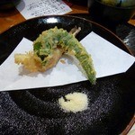 めん房 - 唐辛子とエビの天ぷら。うどんと一緒に。