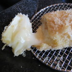 とんかつ 串揚げ 優膳 - 贅沢なカマンベールフライ断面（2012/08）