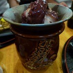 めん房 - アラカルト：煮ダコ。壷に入ってきます。