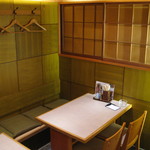 Uogashi Zushi - テーブル席（左側）