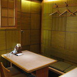 Uogashi Zushi - テーブル席（右側）
