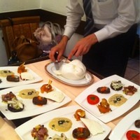 エリオ・ロカンダ・イタリアーナ - 前菜がワゴンで。そっその白い塊は…