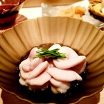 たかおか - 白子　擦った赤蕪ポン酢で。こちらの白子だけはもう一つ食べたくなる。雑味がなく甘い。赤蕪の苦味が白子の甘さを引き立てるのかも。