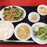菜香楼 - 豚肉の細切り肉とニンニクの芽の炒め物　750円