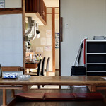 Sumiyaki Shokudou Rekka - 広々とした座敷テーブルと手前にカウンター席とテーブル席