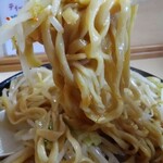 ラーメン二郎 - 柔らかめ、でも濃厚味噌スープを吸った味は格別！
