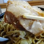 ラーメン二郎 - テリテリでウマウマ、小振りカットのブタさん。
      コレが３枚入ります。