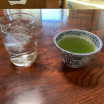 Sobadokoro Musashiya - お冷やと緑茶は嬉しい