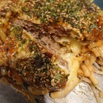 Okonomiyaki Renren - トッピングのハンバーグこんな感じ