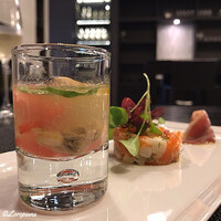 DADA - Soupe peu profonde aux fruits de mer et aux tomates,Tartare de saumon et satoimo,Jambon de canard de Barbarir 