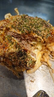 Okonomiyaki Renren - トッピングのハンバーグこんな感じ