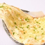 cheese garlic naan