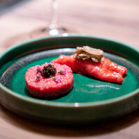 焼肉うしごろ 横浜店 - 和牛のタルタル、イタリア産フレッシュキャビア  ザブトンの炙り握りアルバ産トリュフのせ