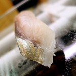 神田笹鮨 - これ食べてごらんって 縞鯵登場 鰯の後だから風味わかんないだろうと思ってたら 大間違い！！！！ 複雑な風味と余韻で鰯を圧倒 いやぁ～～ビックリした。