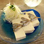沖縄時間 - スクガラス豆腐（￥650）。塩辛の骨ばった噛み応えと塩気、島豆腐のざっくりとした風合いが泡盛に合う