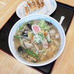Taru Kko - 五目うま煮ラーメン、餃子