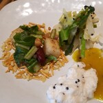 ゼロワンカレーA.o.D - トーレン（右上）、ベルプーリ（左）、ココナッツチャトニ・ドライ（右下）