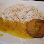 ゼロワンカレーA.o.D - ライス（上）、ダールタルカ（左下）、メドゥ・ワダ（右下）