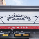 Juliana's PIZZA - 入り口上部サイン。