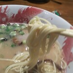 ラーメン龍の家 - 以前は 「一風堂」の系列の麺（力の源カンパニー製）でしたが  今は 自社の製麺工場があるはず。