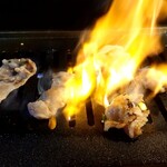 江南焼肉 肉のよいち - 週替わり焼肉ランチのカルビを焼いています。