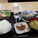 Miyoshishokudou - 鯖煮付け定食(750円)と日本酒(350円)