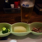 Ryouma - 一口飲んだビール＆お通し（一品はカラシキュウリと思われます）
