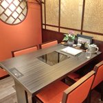 Hakata Hanamidori - 店内のテーブル席の風景です