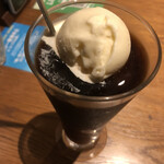 珈琲舎 表参道 - コーヒーフロート
ストローなしでは飲みづらい