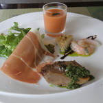 レストラン グースト - 2012年8月のランチの前菜　牛タンのボリート　甘海老、サーモンのパン粉焼き、生ハム、ガスパチョ