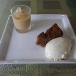 レストラン グースト - クッキー入りのジェラート、ブラウニー、ラム風味のパンナコッタ