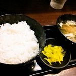 ひれとんかつの店 とん文 - 定食のごはんとみそ汁