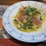 鎌倉パスタ - 生パスタは"もっちり"食感"生ハムとぷりぷり海老の冷製ジェノベーゼ 1,249円"